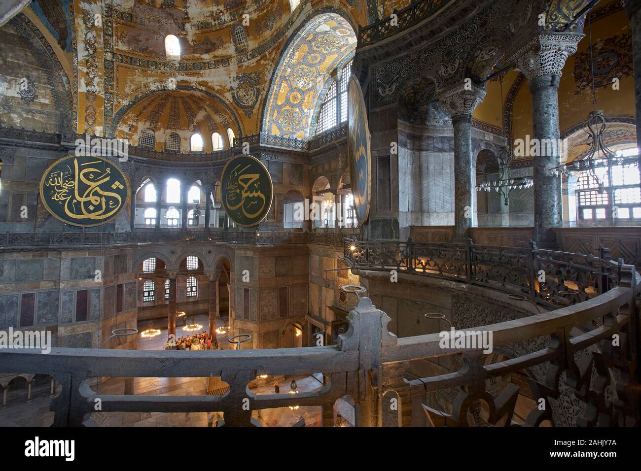 L'intérieur de Sainte-sophie avec les grands médaillons par les frères Fossati, Istanbul, Turquie Banque D'Images