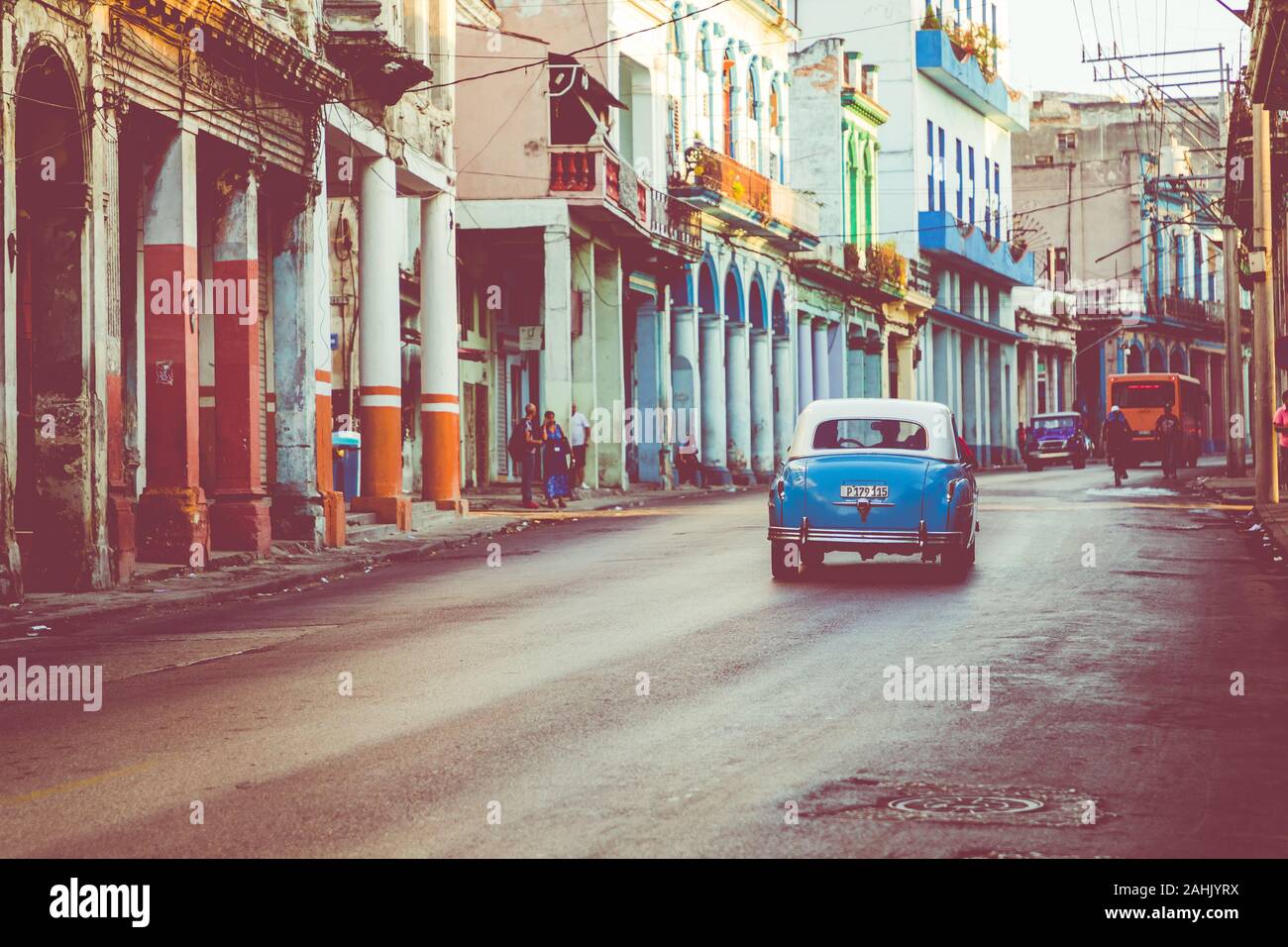 La HAVANE, CUBA - 10 décembre 2019 : classique aux couleurs Vintage voitures américaines dans la Vieille Havane, Cuba. Banque D'Images