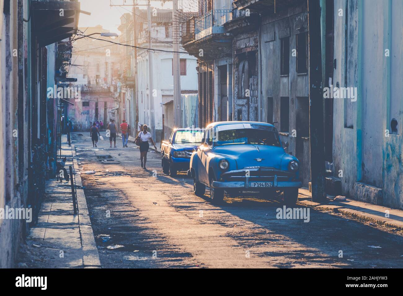La HAVANE, CUBA - 10 décembre 2019 : classique aux couleurs Vintage voitures américaines dans la Vieille Havane, Cuba. Banque D'Images