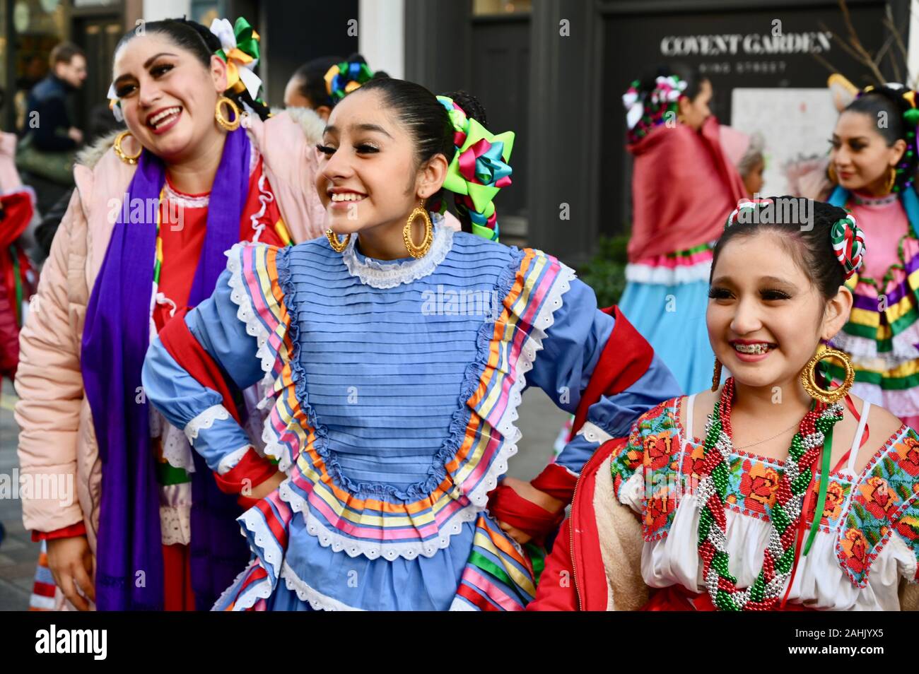 Artistes du Carnaval del Pueblo. Événement Aperçu, LNYDP@Covent Garden. Certains des meilleurs interprètes du LNYDP a lancé les festivités ont commencé. Covent Garden, Londres. UK Banque D'Images