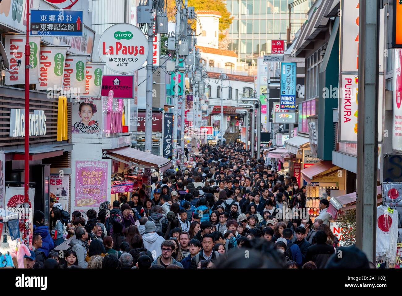 3 mars 2019 : promenade à travers la foule Takeshita Street dans le quartier de Harajuku. Tokyo, Japon. Banque D'Images