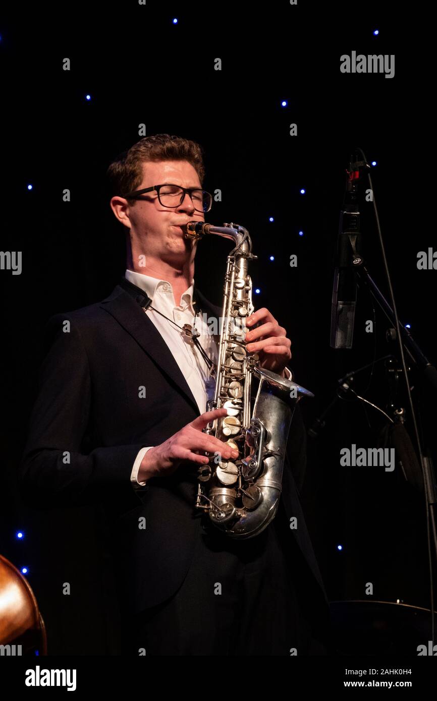 Sean Payne joue du saxophone alto avec Clark Tracey quintet Jazz Festival 2019, Scarborough Banque D'Images
