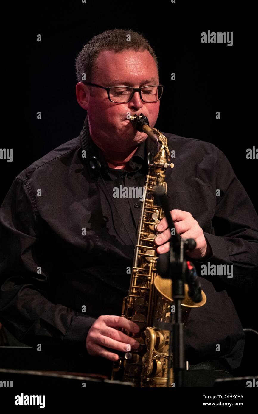 Adrian Wilkinson joue du alto sax, Scarborough Jazz Festival 2019 Banque D'Images