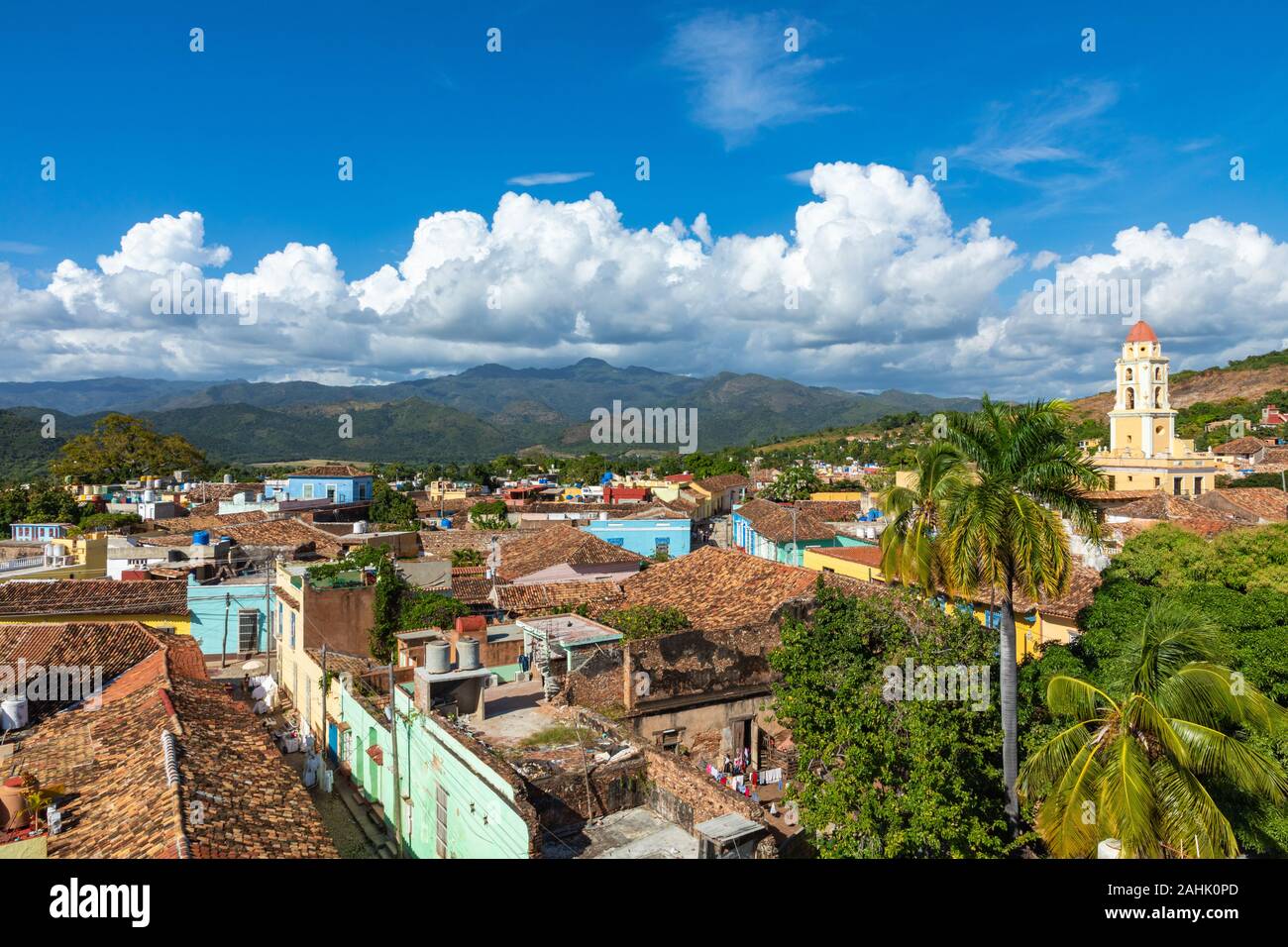 Trinidad, vue panoramique sur les montagnes et les toits de maisons coloniales. Le village est classé au Patrimoine Mondial de l'historique et les grands centres d'ISL dans les Caraïbes Banque D'Images