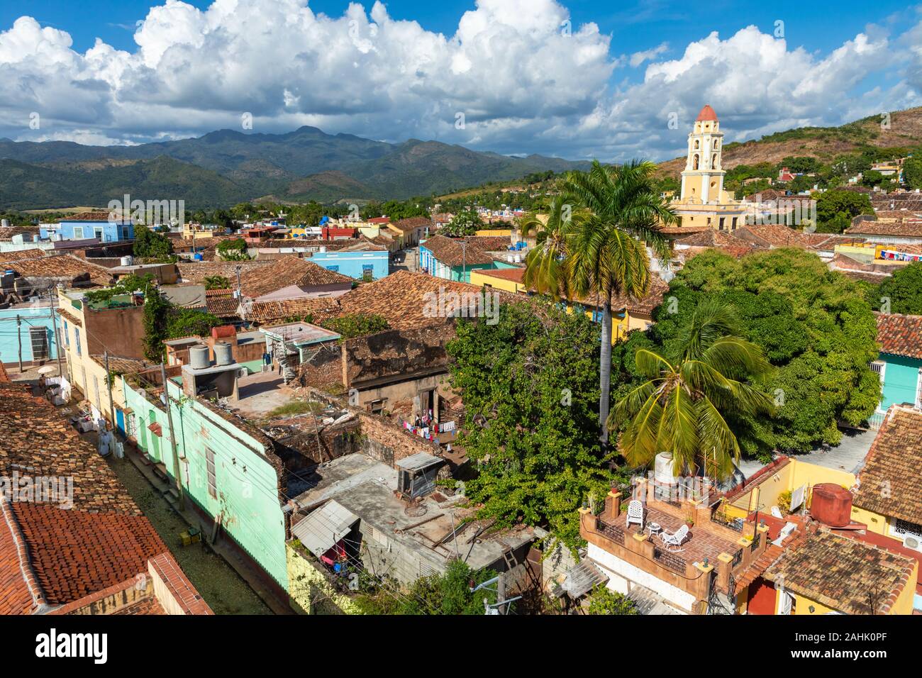 Trinidad, vue panoramique sur les montagnes et les toits de maisons coloniales. Le village est classé au Patrimoine Mondial de l'historique et les grands centres d'ISL dans les Caraïbes Banque D'Images