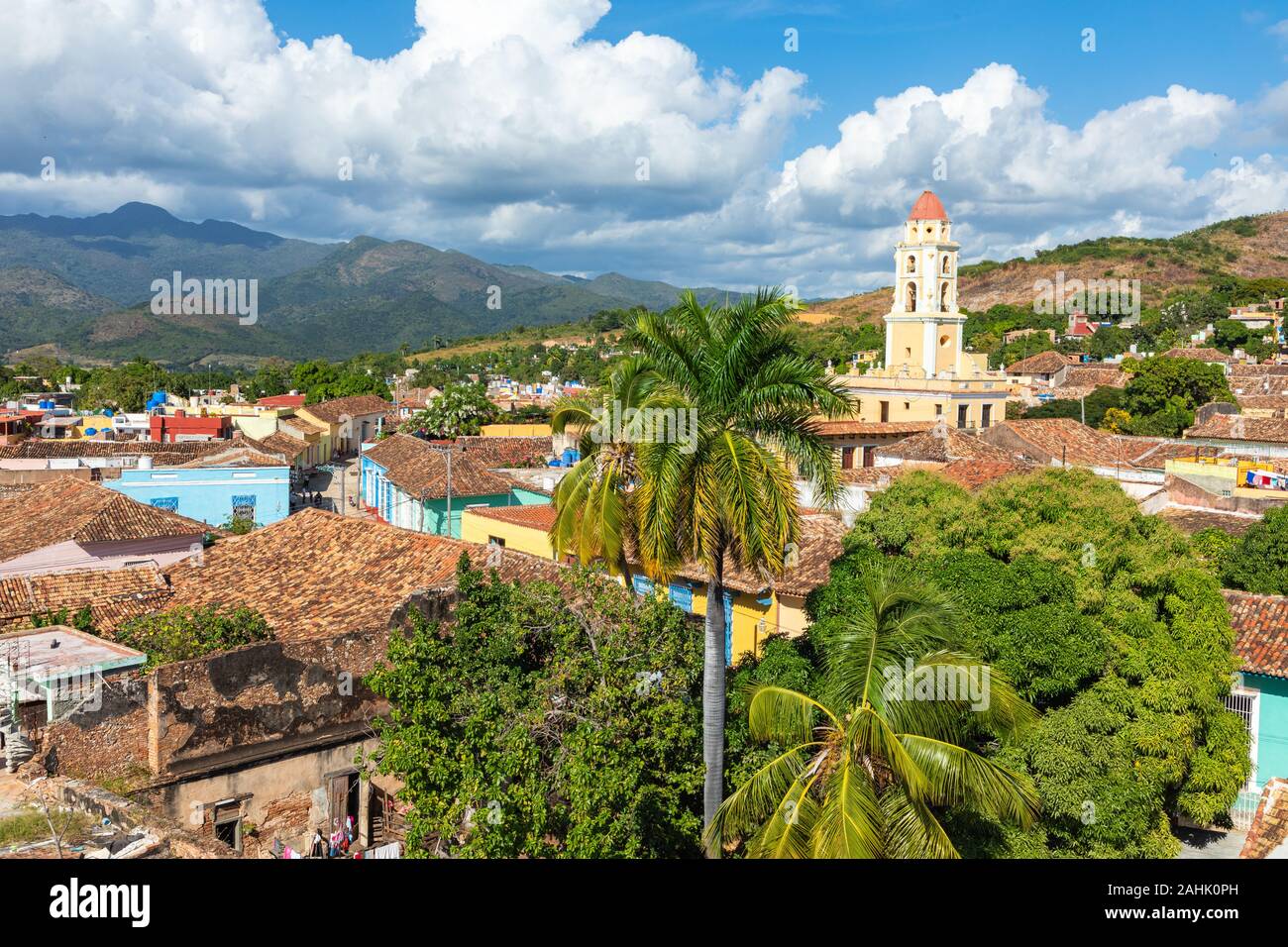 Trinidad, vue panoramique sur les montagnes et les toits de maisons coloniales. Le village est classé au Patrimoine Mondial de l'historique et les grands centres d'ISL dans les Caraïbes Banque D'Images