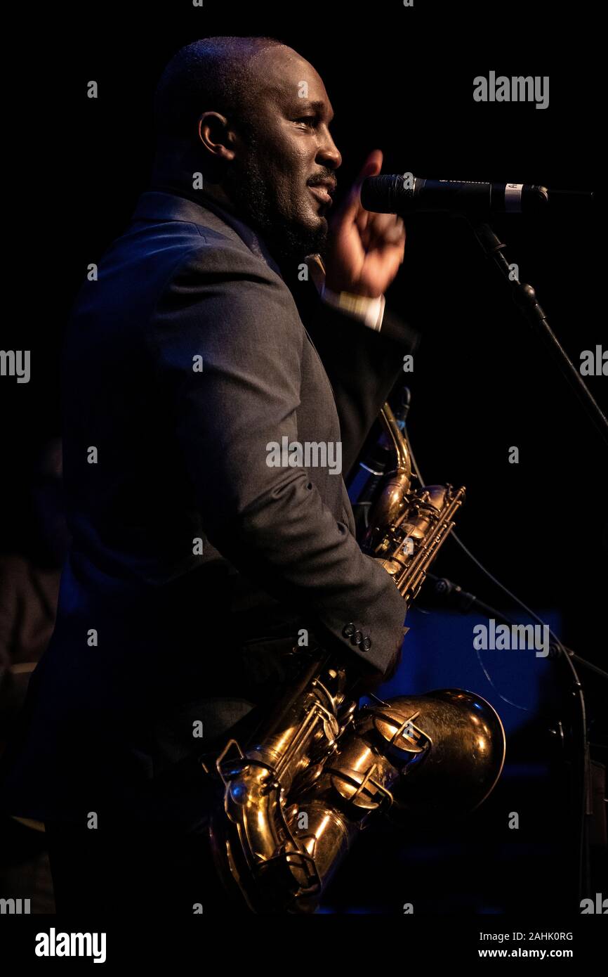 Toni Kofi joue le saxophone baryton Jazz Festival 2019 à Scarborough Banque D'Images