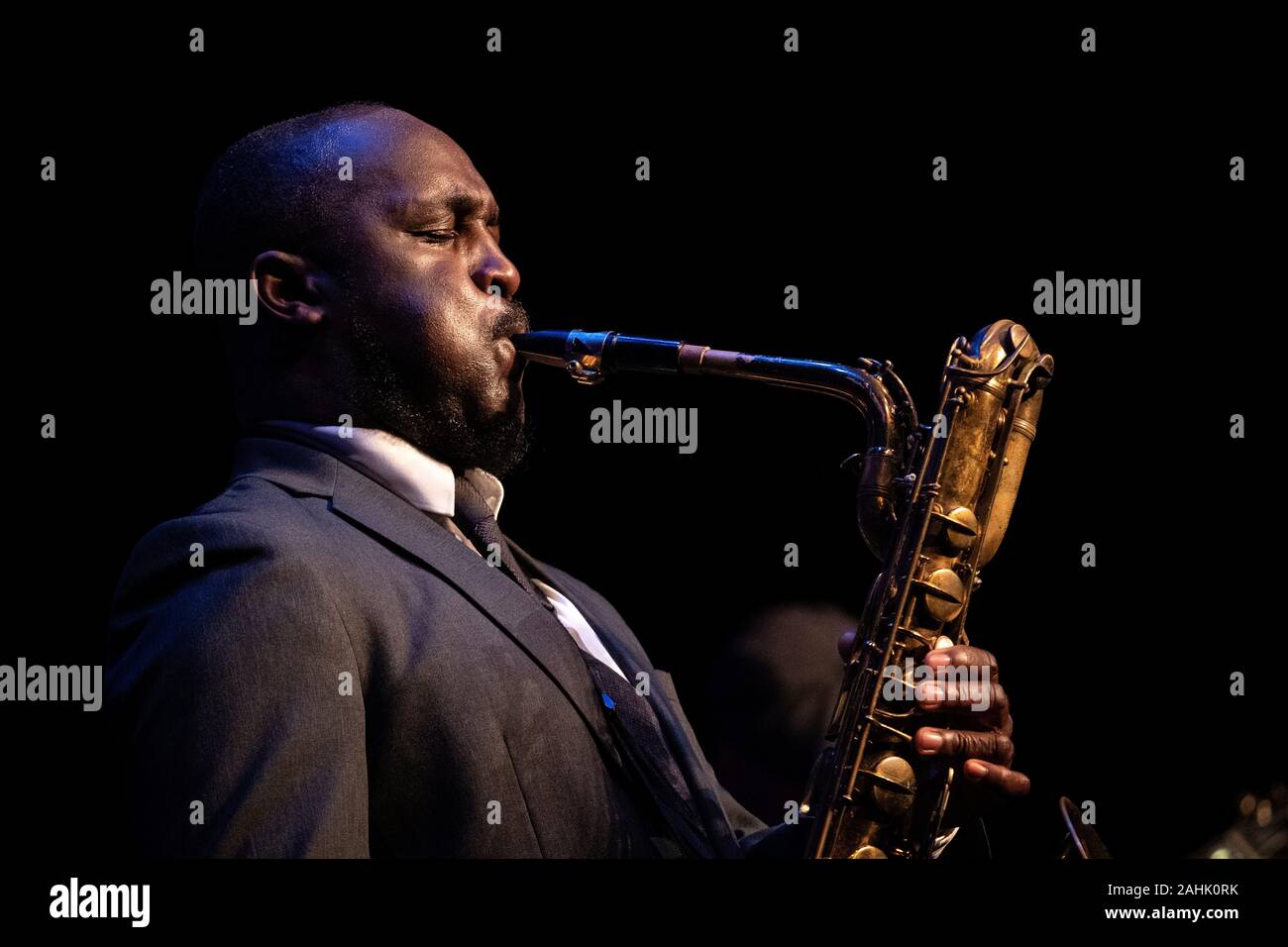 Toni Kofi joue le saxophone baryton Jazz Festival 2019 à Scarborough Banque D'Images