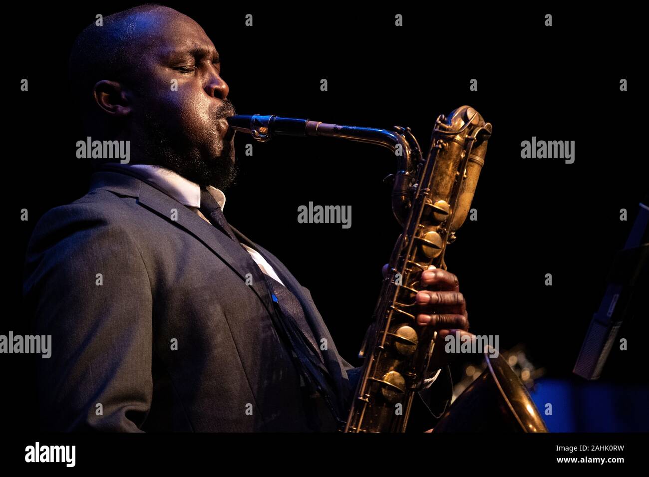Toni Kofi joue le saxophone baryton Jazz Festival 2019 à Scarborough Banque D'Images