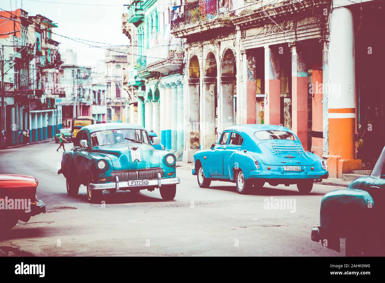 La HAVANE, CUBA - 10 décembre 2019 : classique aux couleurs Vintage voitures américaines dans la Vieille Havane, Cuba. Banque D'Images