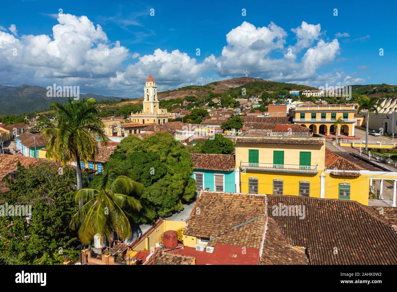 Trinidad, vue panoramique sur les montagnes et les toits de maisons coloniales. Le village est classé au Patrimoine Mondial de l'historique et les grands centres d'ISL dans les Caraïbes Banque D'Images