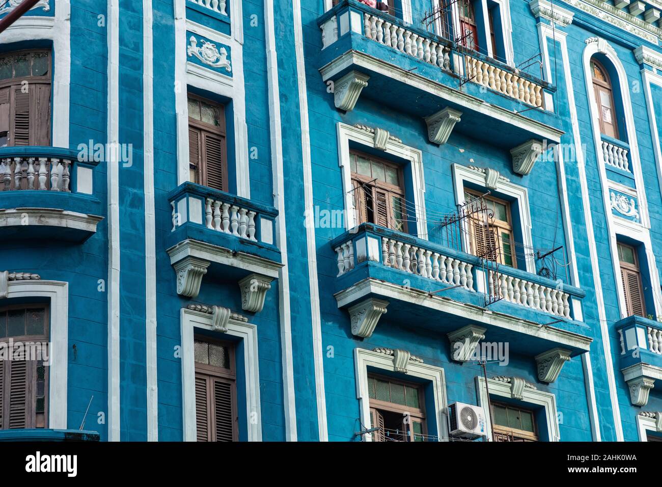 Détail d'un bâtiment colonial restauré dans la vieille Havane avec des portes des Caraïbes et d'un balcon. Banque D'Images
