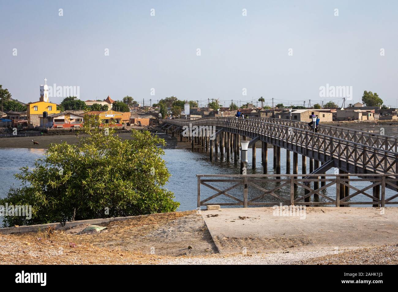 JOAL-FADIOUTH, SÉNÉGAL - novembre15, 2019 : Pont sur l'île historique Fadiauth. Le Sénégal. L'Afrique de l'Ouest. Banque D'Images