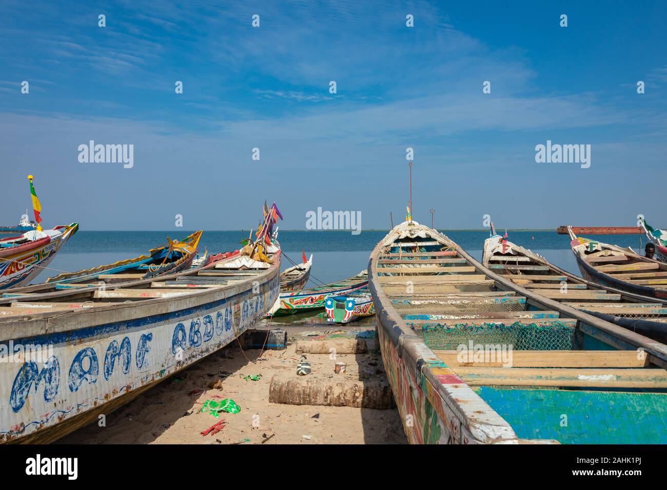 Bateau de pêche en bois peint traditionnel à Djiffer, au Sénégal. L'Afrique de l'Ouest. Banque D'Images