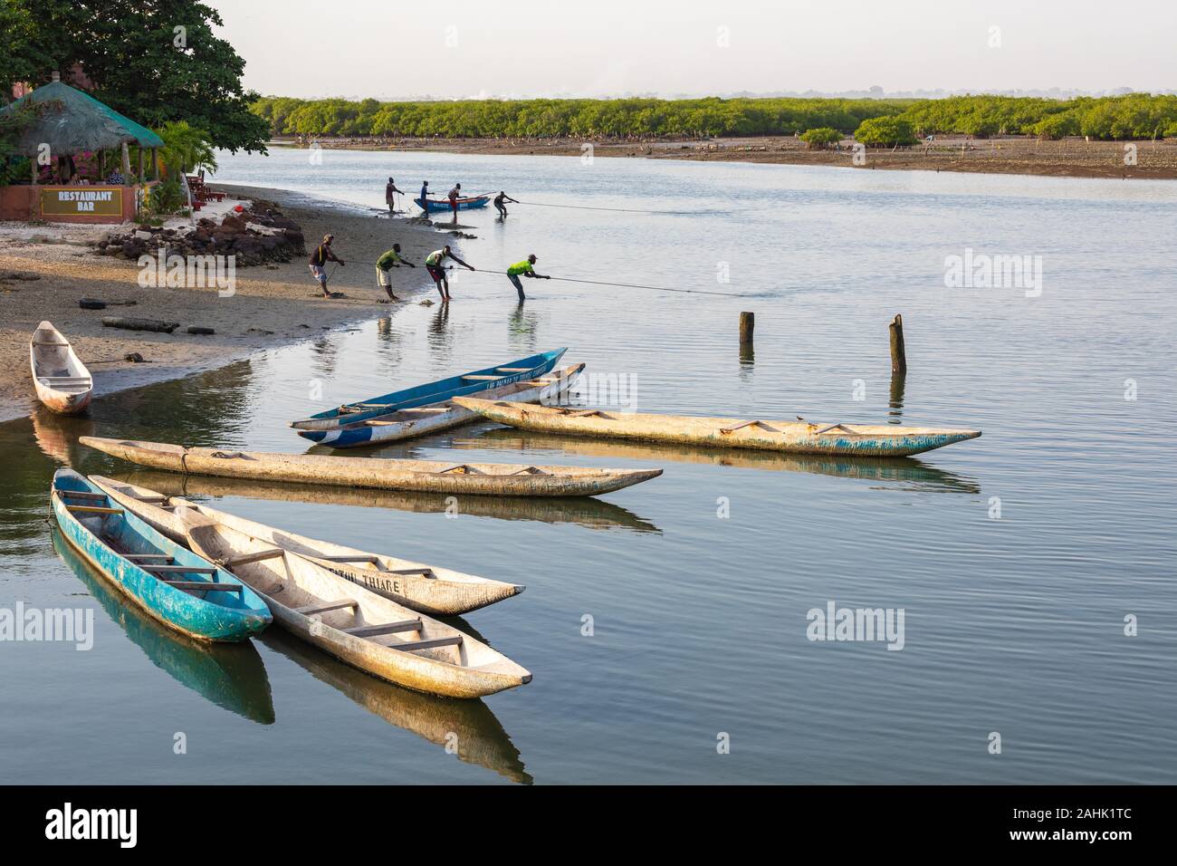 JOAL-FADIOUTH, SÉNÉGAL - novembre15, 2019 : les pêcheurs et les petits bateaux. Fadiauth Island. Le Sénégal. L'Afrique de l'Ouest. Banque D'Images