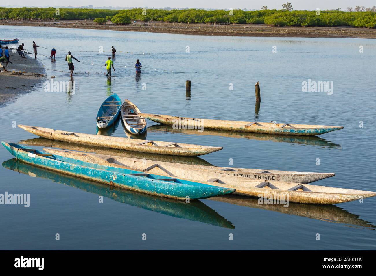 JOAL-FADIOUTH, SÉNÉGAL - novembre15, 2019 : les pêcheurs et les petits bateaux. Fadiauth Island. Le Sénégal. L'Afrique de l'Ouest. Banque D'Images