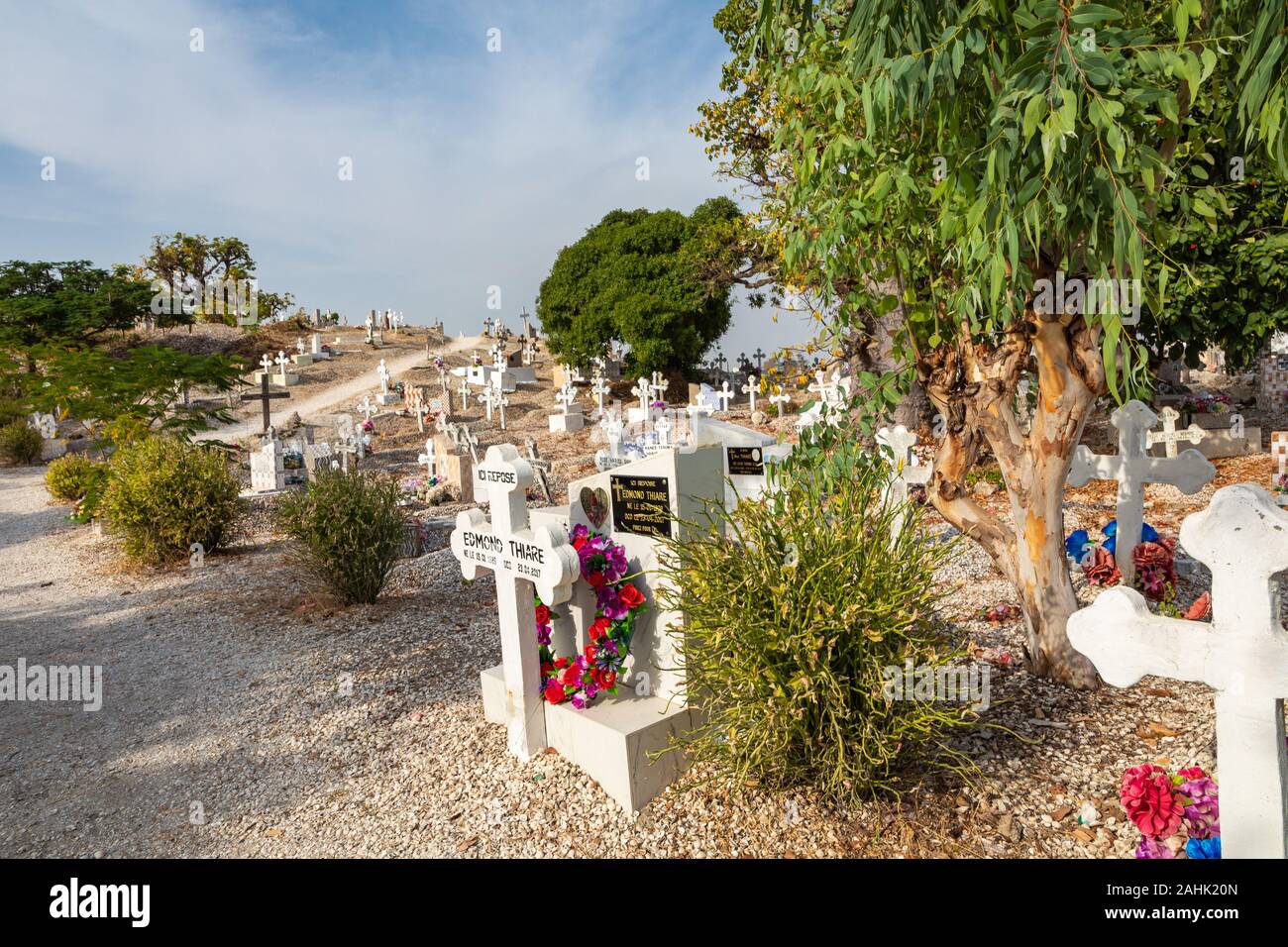 JOAL-FADIOUTH, SÉNÉGAL - novembre15, 2019 : Cimetière de Joal-Fadiouth. Tombes chrétiennes et des croix à côté de grands baobabs. Fadiauth Island. Le Sénégal. Nous Banque D'Images