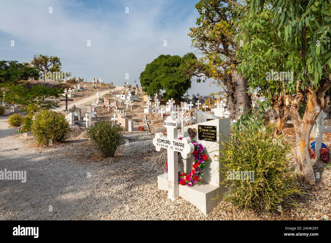 JOAL-FADIOUTH, SÉNÉGAL - novembre15, 2019 : Cimetière de Joal-Fadiouth. Tombes chrétiennes et des croix à côté de grands baobabs. Fadiauth Island. Le Sénégal. Nous Banque D'Images