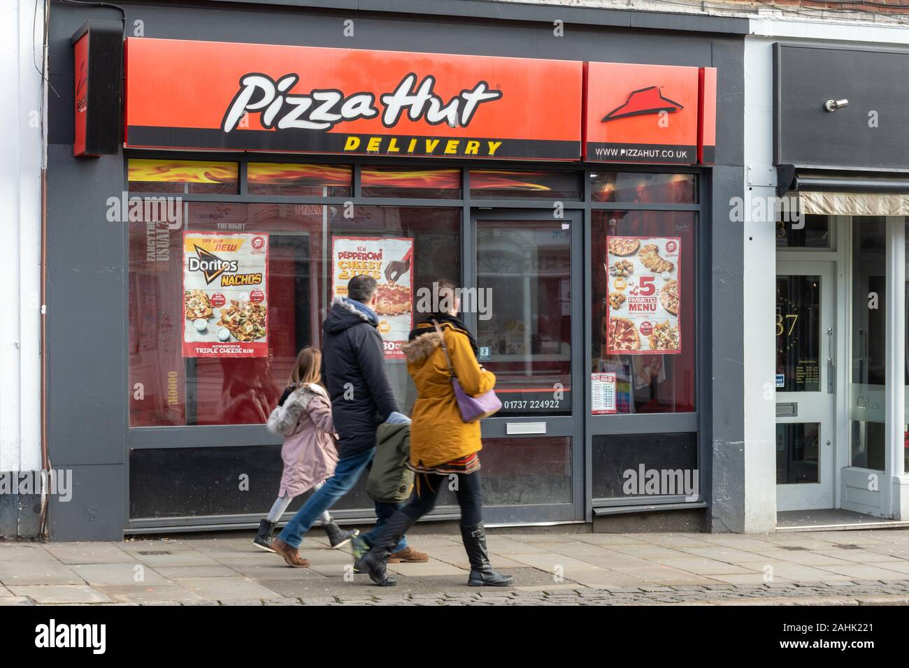 Pizza Hut de la prestation de services dans un centre-ville avec les personnes qui s'y passé Banque D'Images