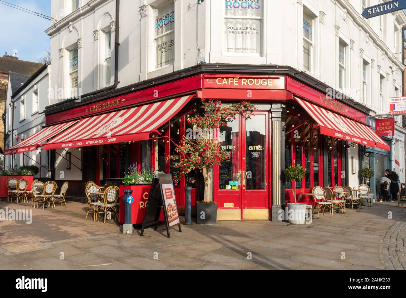 Café Rouge, en français sur la chaîne de restaurants de style High Street, dans le centre-ville de Reigate, Surrey, England, UK Banque D'Images