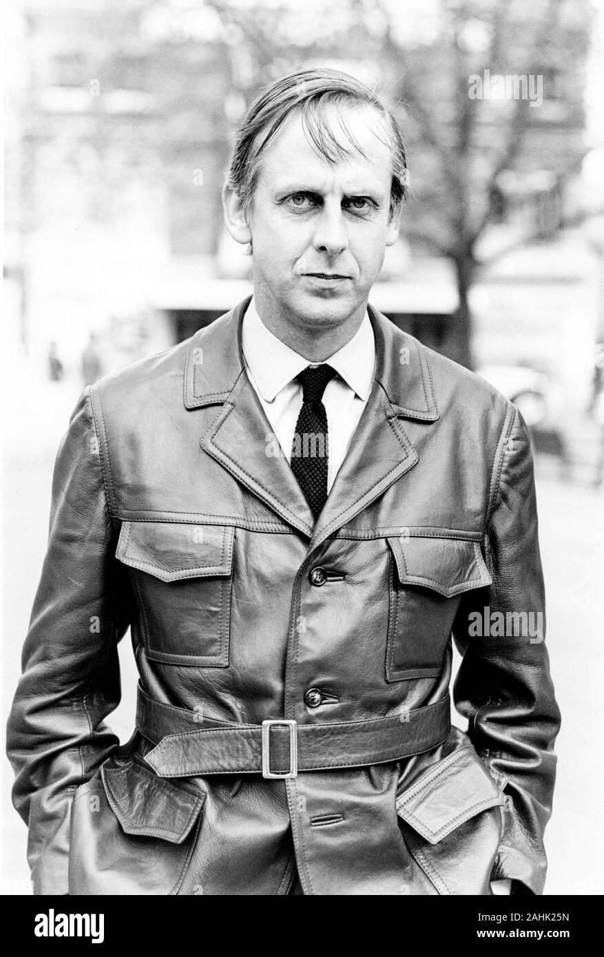 Michael Blakemore OBE photographié à l'extérieur du Royal Court Theatre à Sloane Square, London en 1970 né à Sydney, Australie en 1928 acteur, écrivain et directeur de théâtre collabore régulièrement avec l'auteur Michael Frayn, notamment avec sa pièce HORS DES BRUITS EN 1982 Banque D'Images