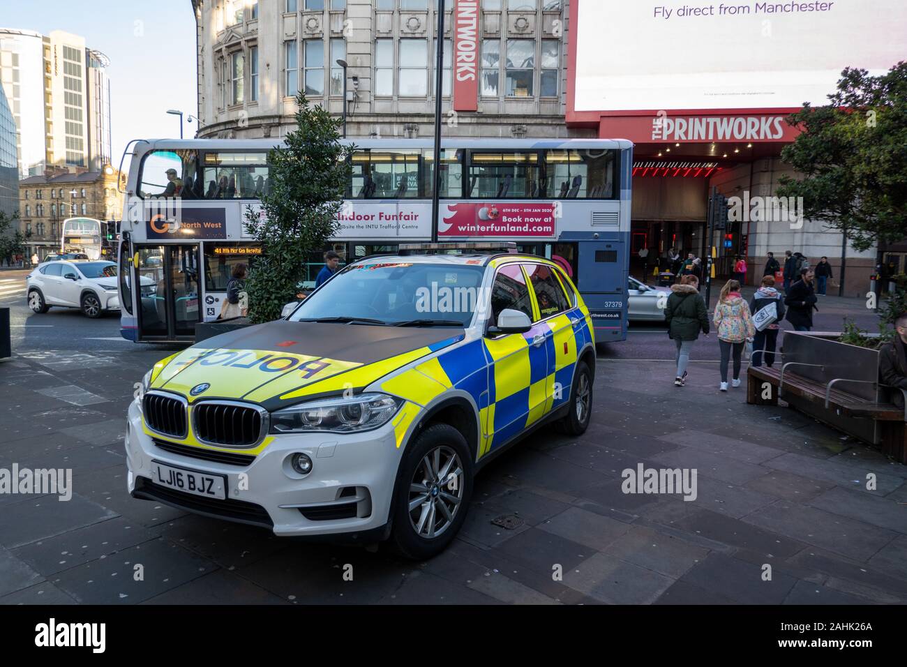 Réponse de la police à l'extérieur de la voiture, Printworks, Manchester City Centre Banque D'Images