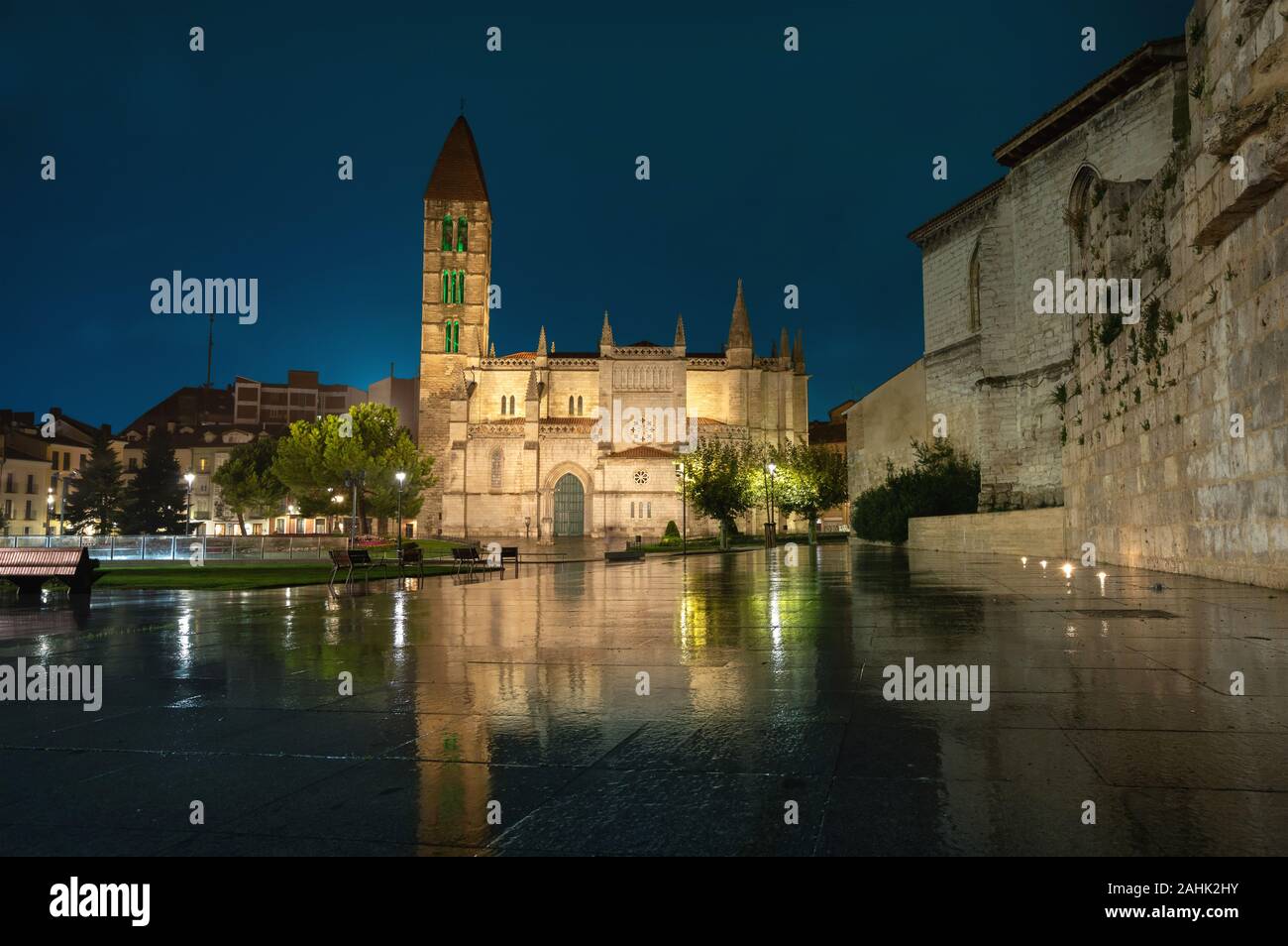 Valladolid, Espagne. Église de Santa Maria La Antigua reflétant dans l'eau au crépuscule Banque D'Images