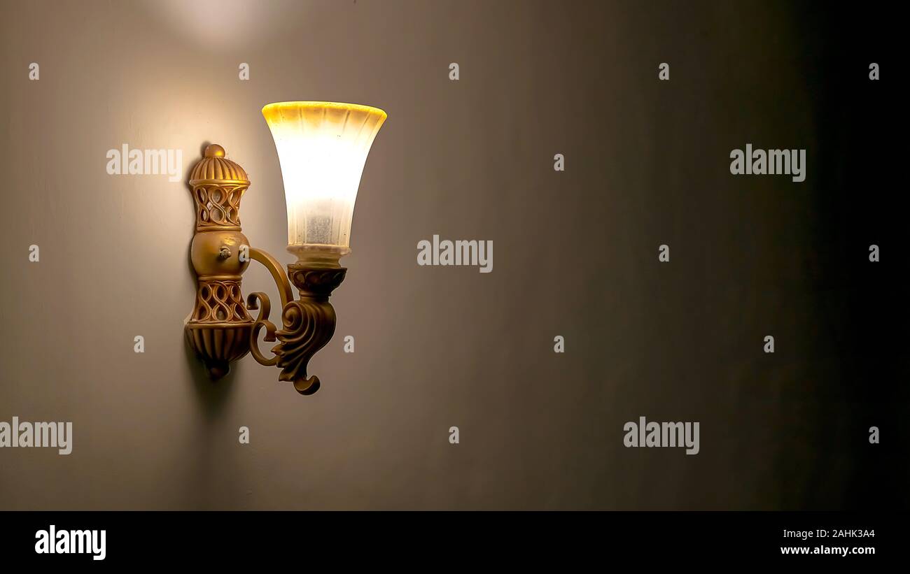 Lampe ancienne de nuit. Les lampes de la rue bien éclairée au coucher du soleil. Les lampes décoratives. Copy space Banque D'Images