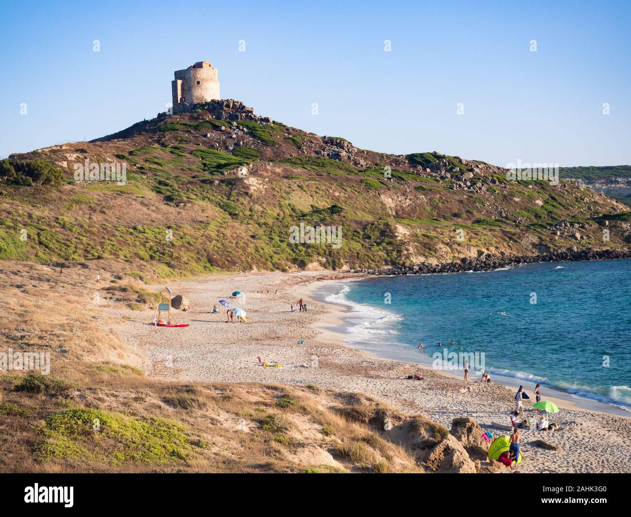 Coucher de soleil sur la plage de San Giovanni di Sinis (Sardaigne) et dans l'arrière-plan la vieille tour. Banque D'Images