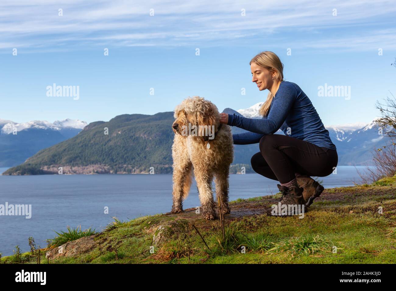 Fille d'aventure randonnées au sommet d'une montagne avec un chien Banque D'Images