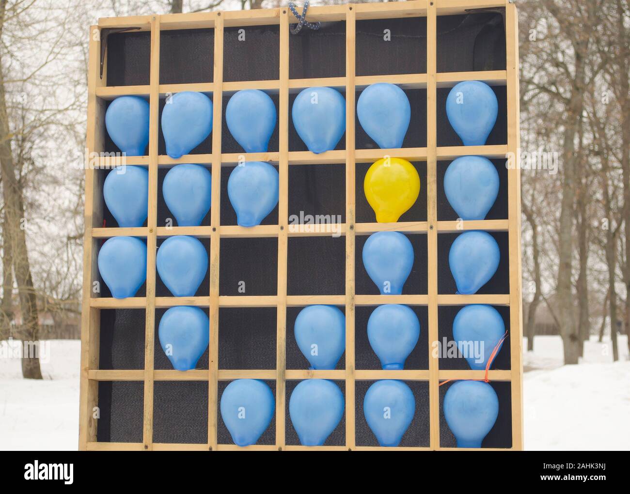 Ballons de couleur sur un banc en bois. Le jeu se lançant des fléchettes en boules, animation dans le parc pour adultes et enfants. Banque D'Images