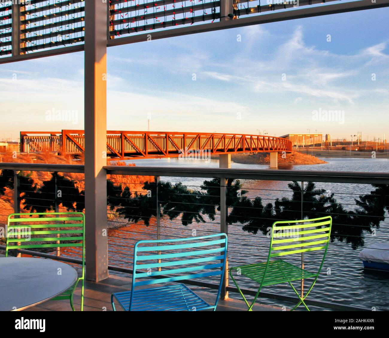 Le pont et l'étang du parc Scissortail dans le centre-ville d'Oklahoma City sont vus depuis le patio de la Boathouse en hiver. Banque D'Images