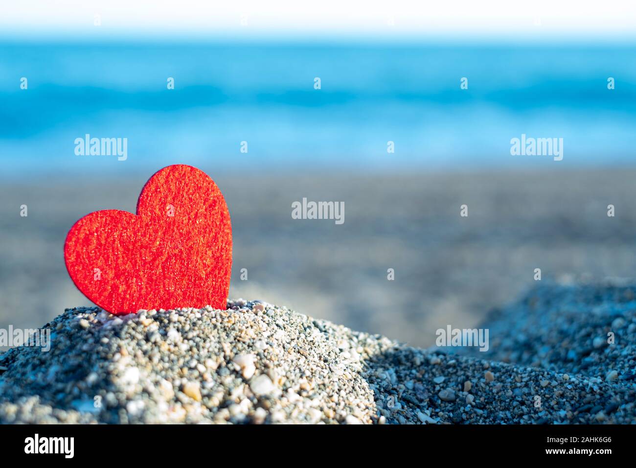 Cœur rouge sur une montagne de sable de la mer, concept de san valentin Banque D'Images