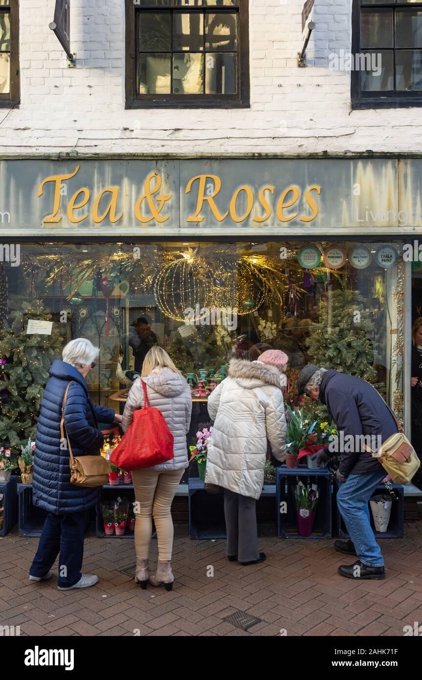 Fenêtre Personnes achats en dehors d'une boutique de cadeaux, Bridgnorth, Shropshire, Angleterre Banque D'Images