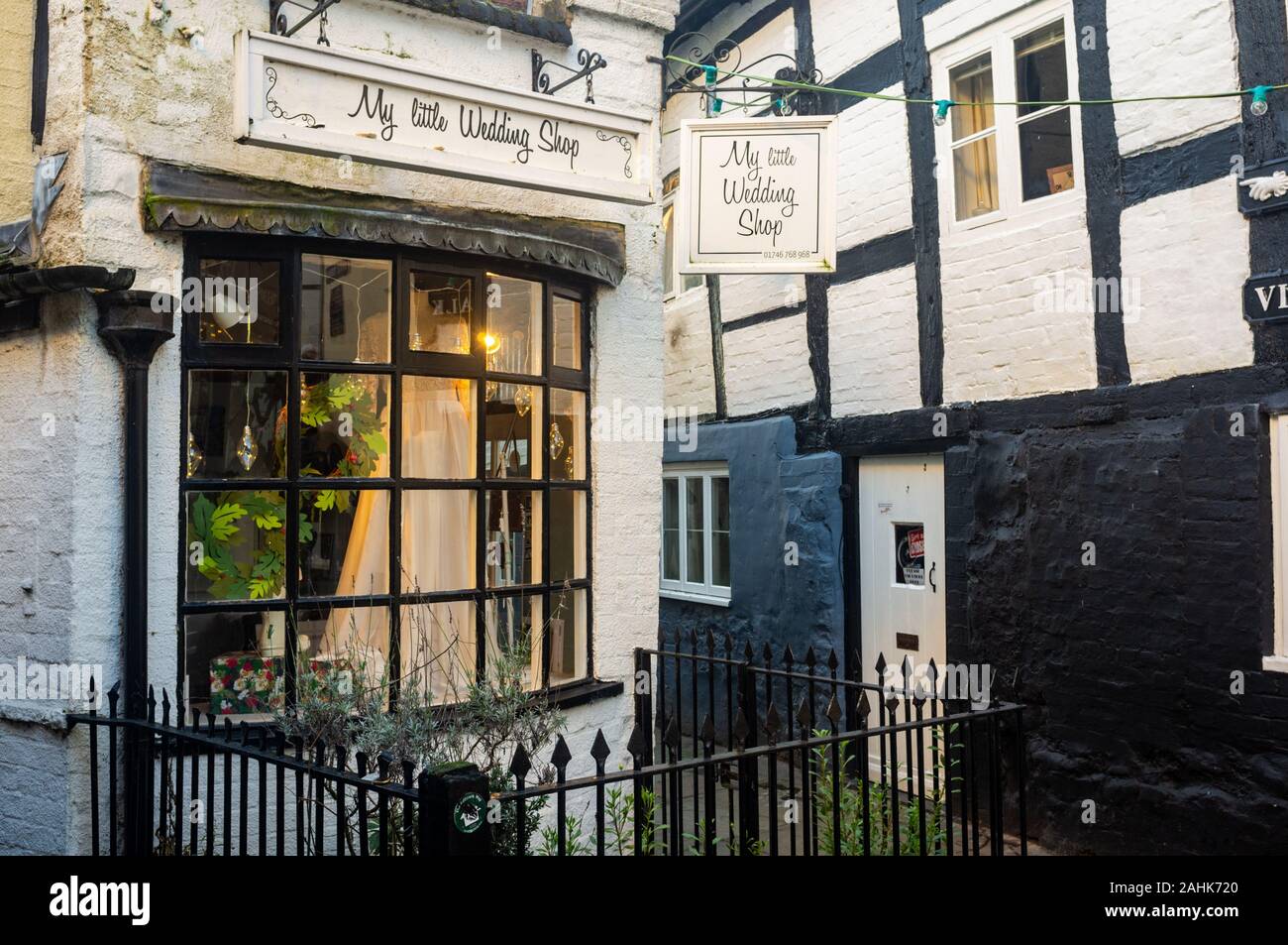 Petite robe de mariage boutique, Castle Terrace, Bridgnorth, Shropshire, Angleterre Banque D'Images