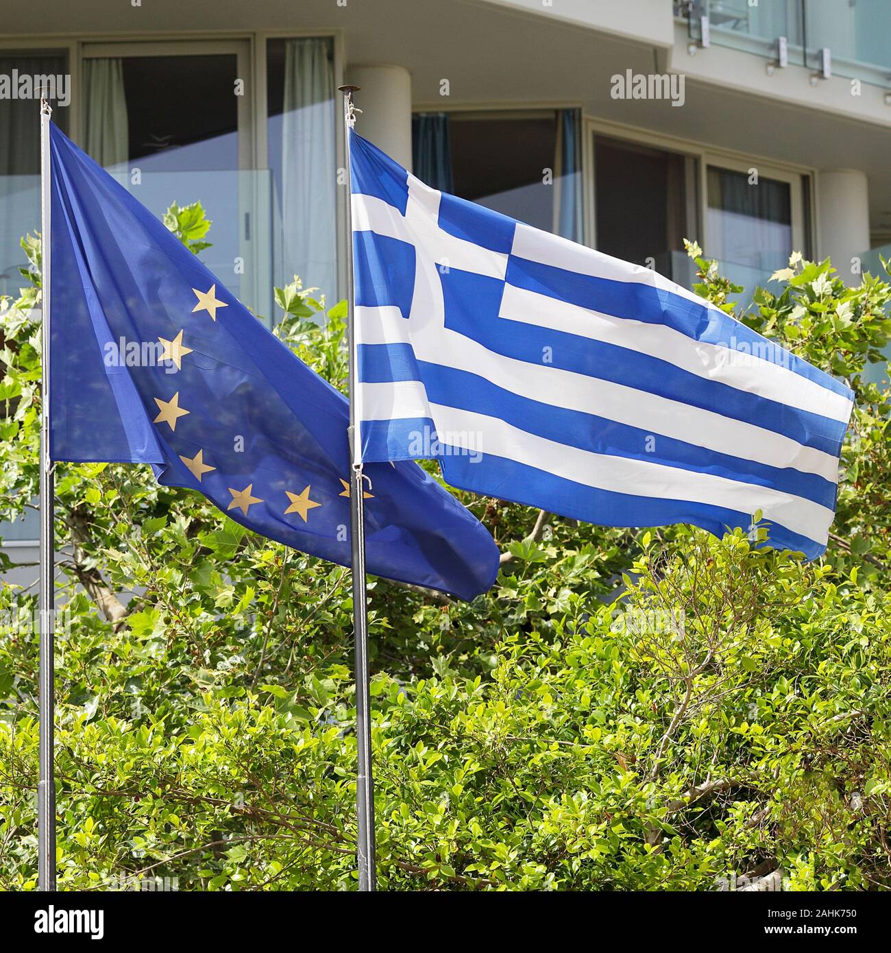 Le drapeau national grec et le drapeau de l'Union européenne vue ici dans le vent. Banque D'Images