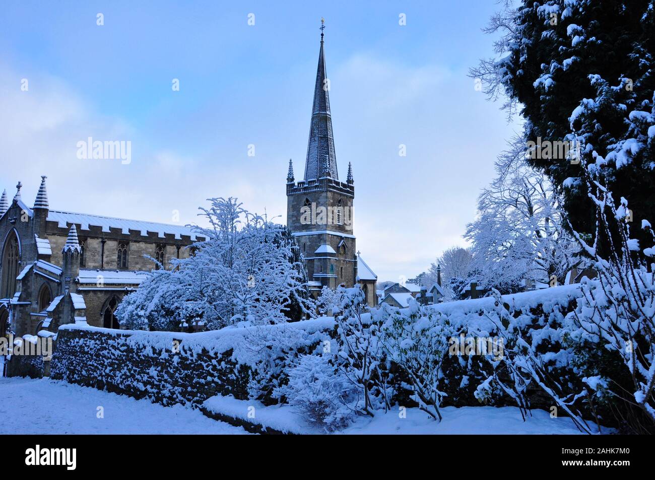 St Johns church dans la neige de Noël, en fonction d'un ciel bleu pâle. Frome. Le Somerset. Banque D'Images