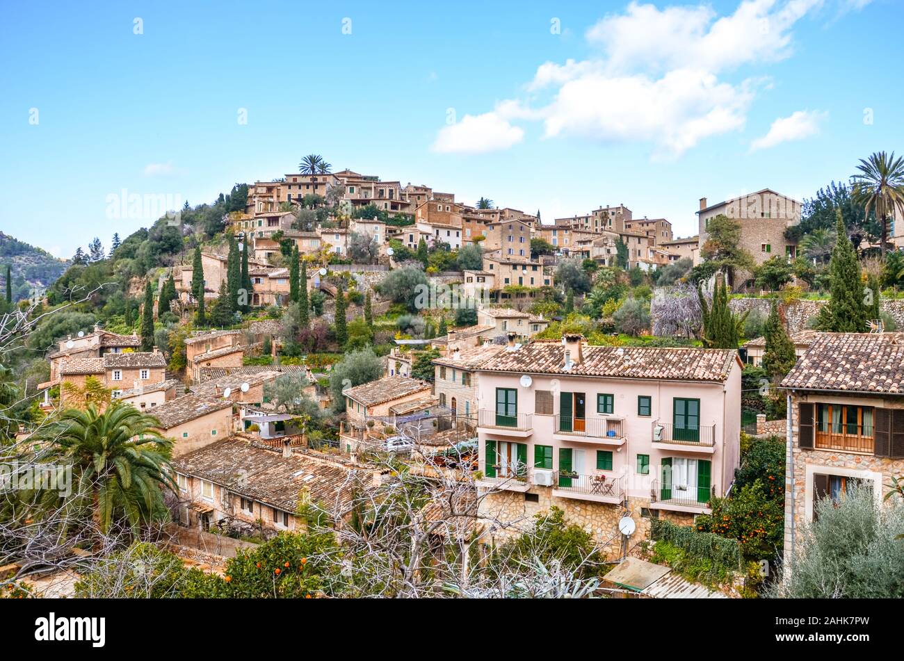 Superbe paysage urbain d'un petit village Deia à Mallorca, Espagne. Maisons traditionnelles situées en terrasses sur les collines entouré d'arbres verts. L'Espagnol destinations touristiques. Banque D'Images