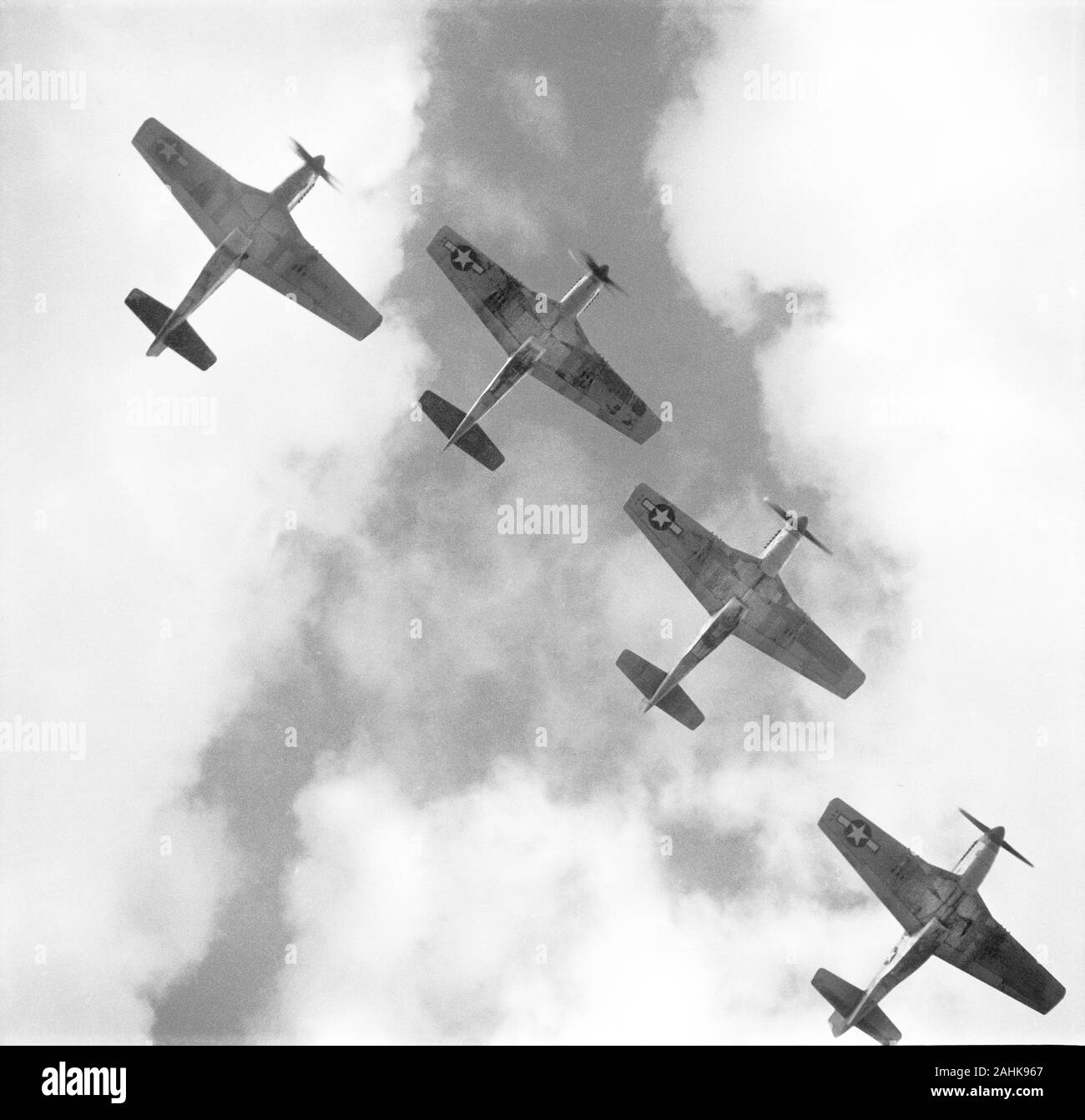 Low Angle View of 4 P-51 Mustang Avions volant en formation, Ramitelli, Italie, photo de Toni Frissell, Mars 1945 Banque D'Images