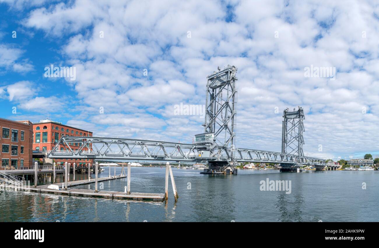 Memorial Bridge sur la rivière Piscataqua, Portsmouth, New Hampshire, USA. Le pont relie le New Hampshire et le Maine. Banque D'Images