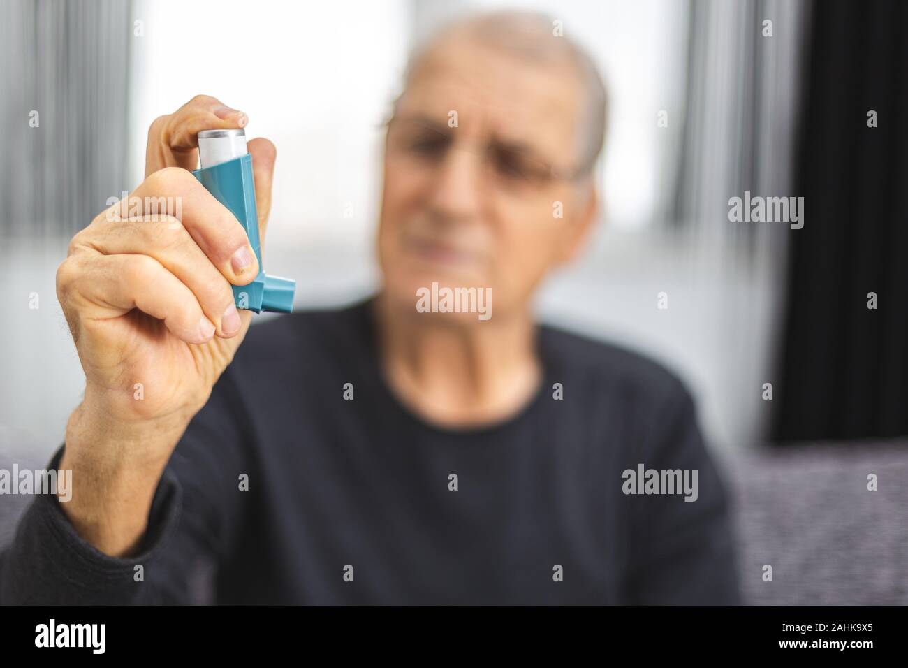 Personne âgée à l'aide d'un spray d'asthme. Man prêt à l'aide d'un inhalateur d'asthme Banque D'Images