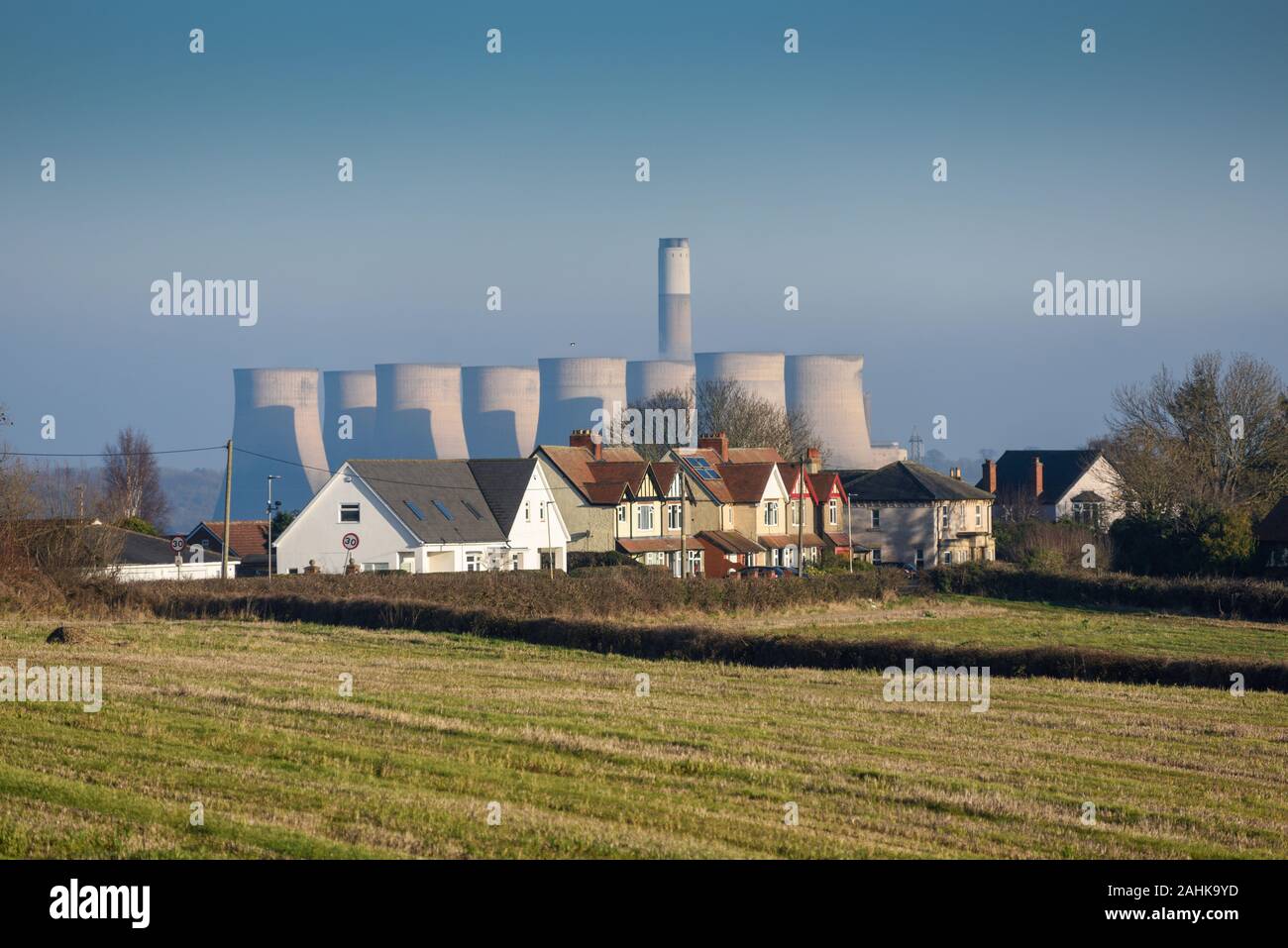 Le village de Kegworth et Ratcliffe sur Soar Power Station, au Royaume-Uni. Banque D'Images