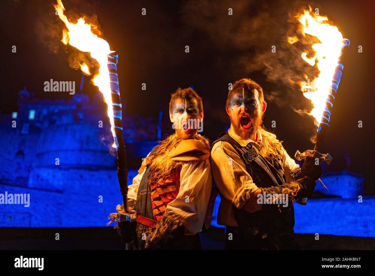 Edinburgh, Ecosse, Royaume-Uni. 30 Dec 2019. EdinburghÕs célèbre célébrations Hogmanay obtenez en cours avec la Procession aux flambeaux le long de l'historique Royal Mile dans EdinburghÕs Vieille Ville et se terminant à Holyrood Park. La procession était conduite par le Celtic Fire Theatre company, PyroCeltica et le signe avant-coureur de l'équipe du tambour. Sur la photo . Les artistes de Celtic Fire Theatre effectuer sur l'Esplanade du Château d'Édimbourg avant la procession. Iain Masterton/Alamy Live News Banque D'Images