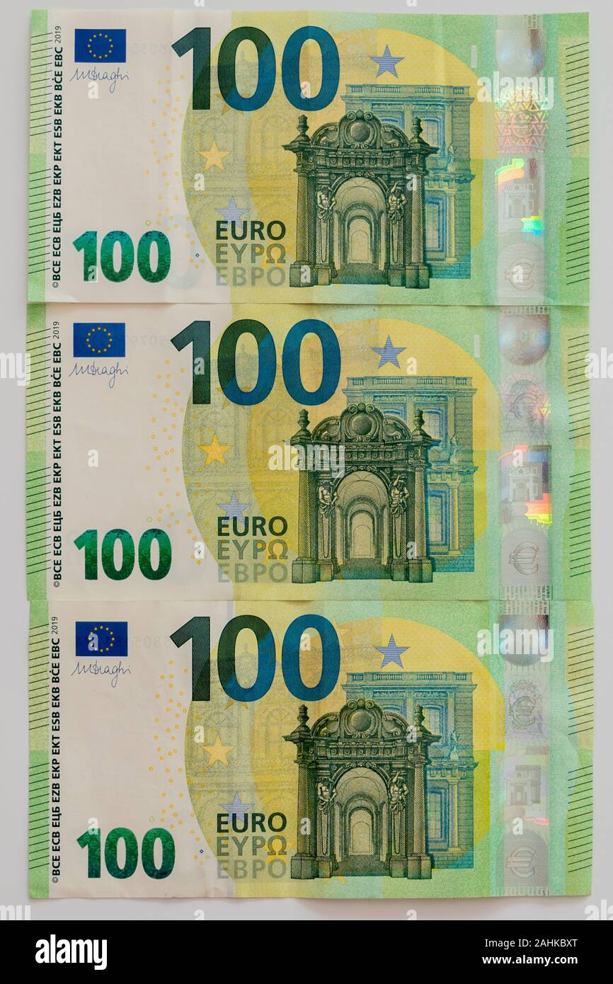 Monnaie Euro, offre 100 euro bank note sur la monnaie européenne tableau blanc Banque D'Images