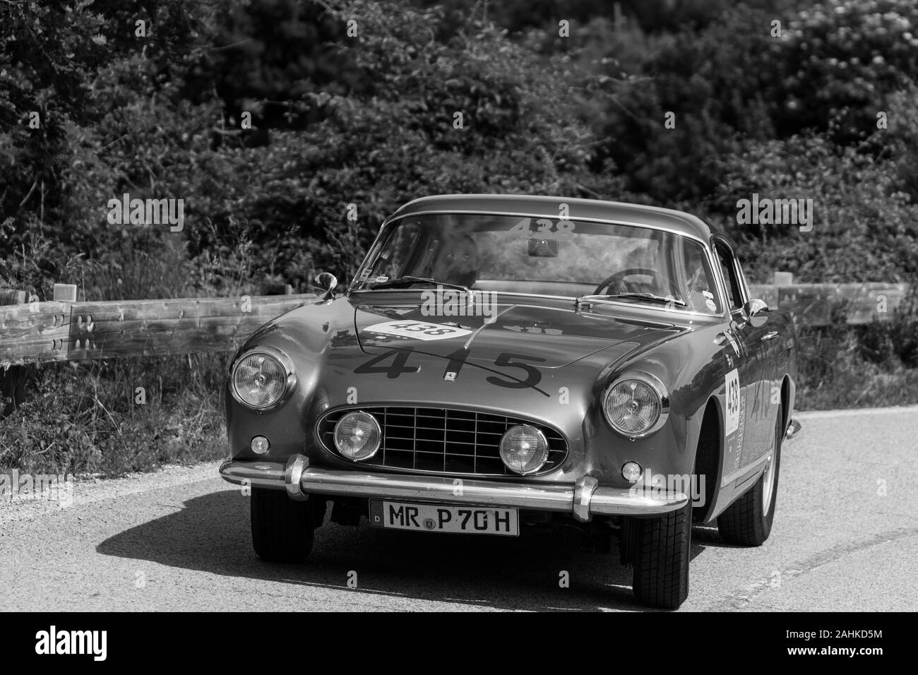 PESARO COLLE SAN BARTOLO , ITALIE - 17 MAI - 2018:Ferrari 250 GT BOANO 1956 sur une vieille voiture de course en rallye Mille Miglia 2018 le célèbre italien histori Banque D'Images