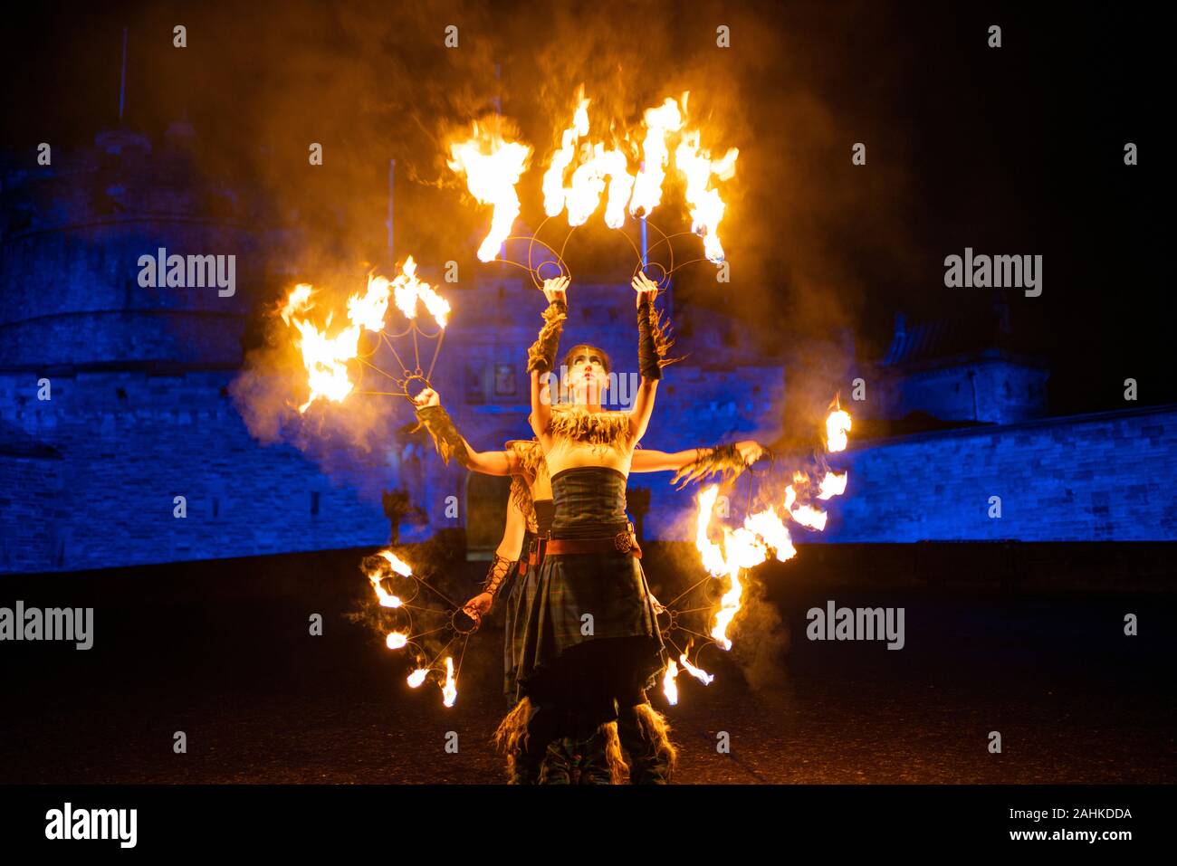 Edinburgh, Ecosse, Royaume-Uni. 30 Dec 2019. EdinburghÕs célèbre célébrations Hogmanay obtenez en cours avec la Procession aux flambeaux le long de l'historique Royal Mile dans EdinburghÕs Vieille Ville et se terminant à Holyrood Park. La procession était conduite par le Celtic Fire Theatre company, PyroCeltica et le signe avant-coureur de l'équipe du tambour. Sur la photo . Les artistes de Celtic Fire Theatre effectuer sur l'Esplanade du Château d'Édimbourg avant la procession. Iain Masterton/Alamy Live News Banque D'Images