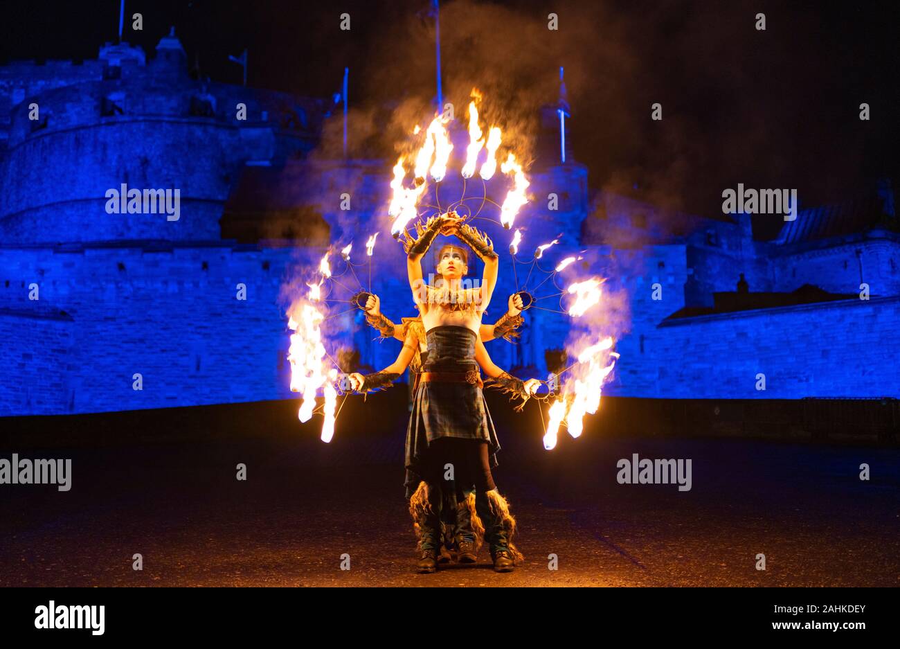 Edinburgh, Ecosse, Royaume-Uni. 30 Dec 2019. EdinburghÕs célèbre célébrations Hogmanay obtenez en cours avec la Procession aux flambeaux le long de l'historique Royal Mile dans EdinburghÕs Vieille Ville et se terminant à Holyrood Park. La procession était conduite par le Celtic Fire Theatre company, PyroCeltica et le signe avant-coureur de l'équipe du tambour. Sur la photo . Les artistes de Celtic Fire Theatre effectuer sur l'Esplanade du Château d'Édimbourg avant la procession. Iain Masterton/Alamy Live News Banque D'Images