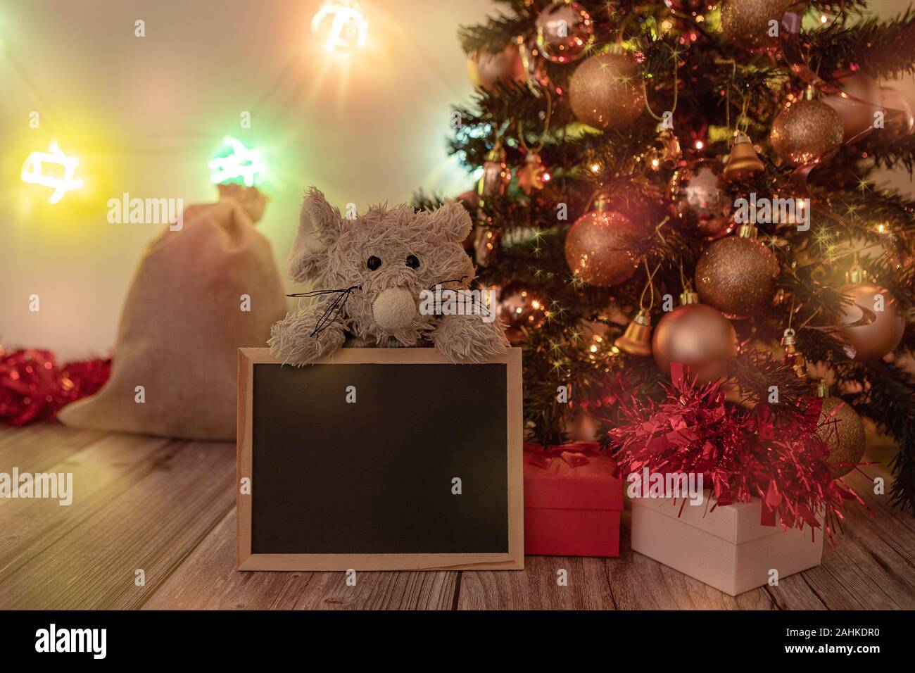 Décoré Noël et Nouvel An des arbres sur une table en bois, avec des boules brillantes sur l'arrière-plan. Cadeaux et décorations. Le Nouvel An chinois avec concept Banque D'Images