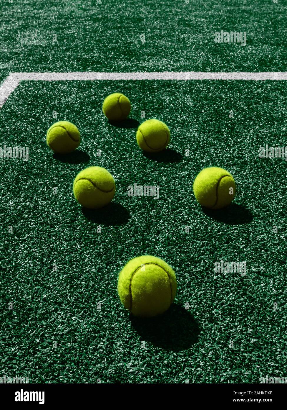Court de tennis vue de dessus Six balles de tennis sont allongés sur l'herbe  verte du terrain de jeu Photo Stock - Alamy