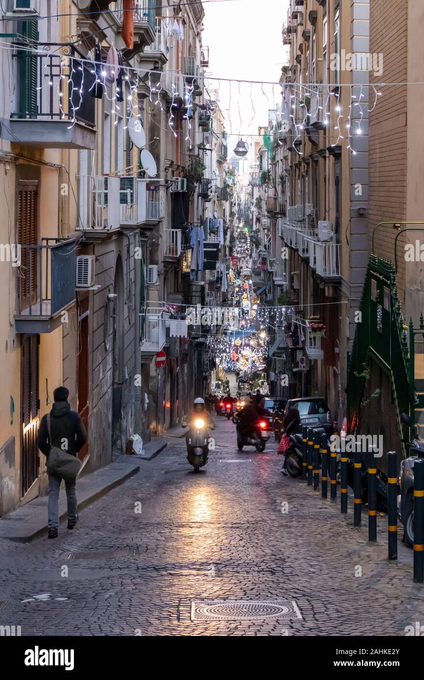 Naples, Italie - 24 décembre 2019 : une rue de l'espagnol, au centre-ville. Vue typique d'un quartier dans le centre-ville. Banque D'Images